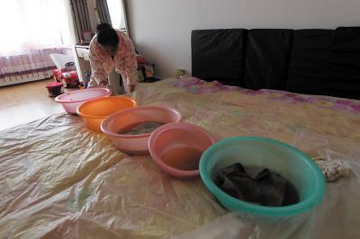 亚东楼上漏水，住户失联，小区没物管，业主维权难！律师来支招……